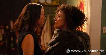 Das ganze Leben ist ein Schal – In „Parallel Me“ reist eine Berlinerin durch Parallelwelten