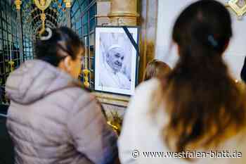 Gläubige tragen sich ins Kondolenzbuch für den Papst ein