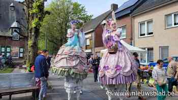 Zonovergoten paasmarkt lokt veel volk naar buiten en brengt leven in dorpskern