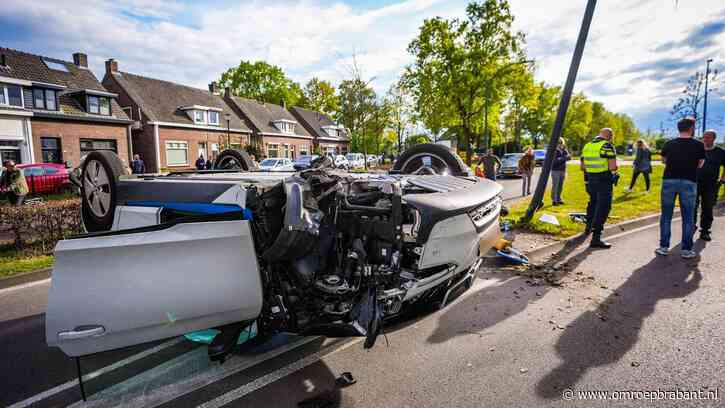 Auto vliegt over de kop: man komt met schrik vrij, vrouw in ambulance