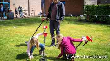 Limburgse jongeren maken spelend kennis met metaaldetectoren in Kuringen: “Een muntje van 20 eurocent mocht ik houden”