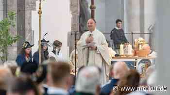 Besuch in St. Maximilian: So trauert München um Papst Franziskus