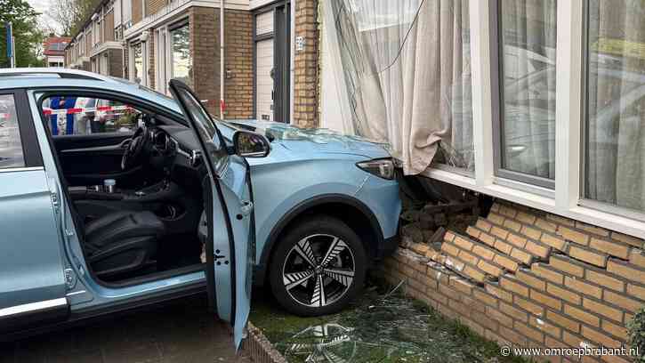 Huis zwaar beschadigd nadat auto van de weg raakt en tegen gevel botst