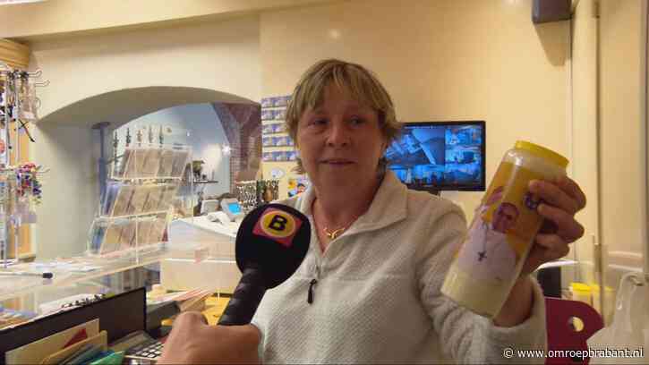 Kaarsen met foto van overleden paus zijn erg gewild bij dit winkeltje