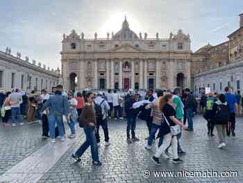 Place Saint-Pierre à Rome, les fidèles pleurent un pape "moderne" et "proche des gens"