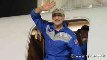 Don Pettit, NASA's oldest active astronaut at 70, arrives in Houston after 7-month space mission (photo)