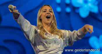 KIJK | Emma Heesters maakt comeback op festivalpodium na kankerdiagnose