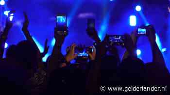 Einde smartphones op feesten op komst? Dit festival op Koningsdag neemt drastische maatregel