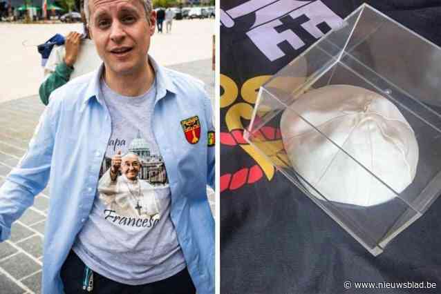 Ronald kreeg wit hoedje van paus te pakken, en nu wordt het misschien wel relikwie: “Hij wisselde zijn eigen ‘zucchetto’ met die van mij”