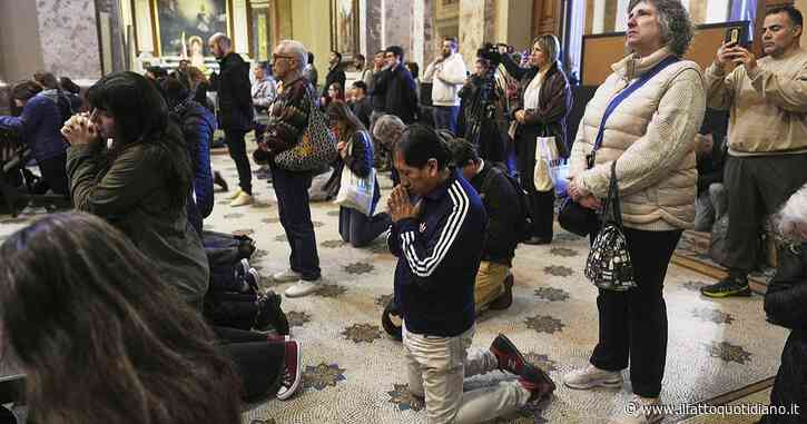 “Un giorno doloroso per l’Argentina”, a Buenos Aires i fedeli pregano per Papa Francesco nella Cattedrale
