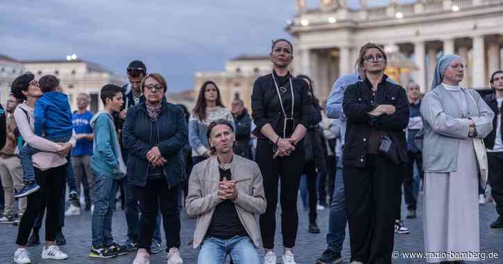 Toter Papst nun in Kapelle aufgebahrt