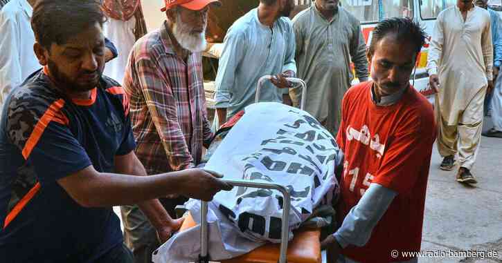 Laster in Pakistan stürzt in Schlucht – 14 Tote