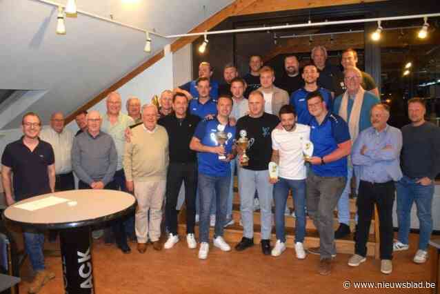 Minivoetbalploegen huldigen kampioenen