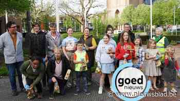 Kleppers trekken door de straten van Peer en vervangen de kerkklokken die naar Rome zijn