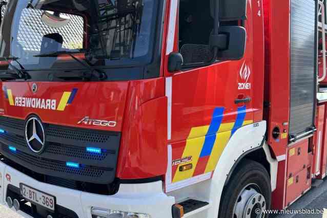 Aanhangwagen vliegt plots in brand tijdens rit