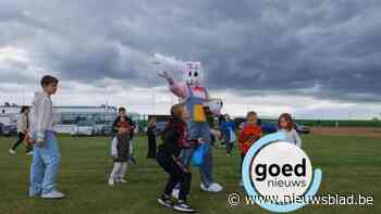 Model Aero Milord Wezeren dropt paaseieren in Gingelom