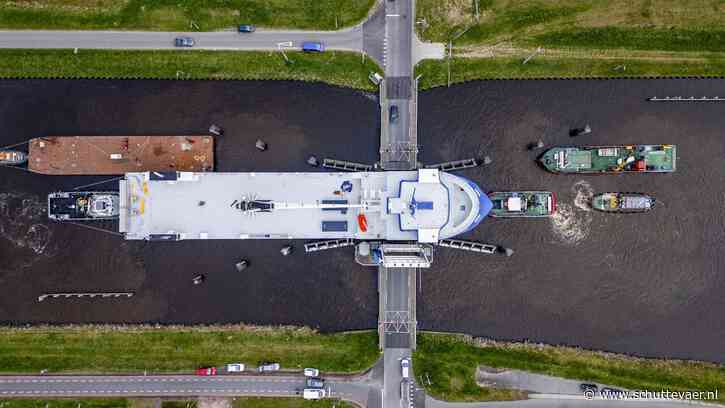Wagenborg sleept Hawaikinui 2 van Royal Bodewes langs onmogelijk smalle brug naar open water