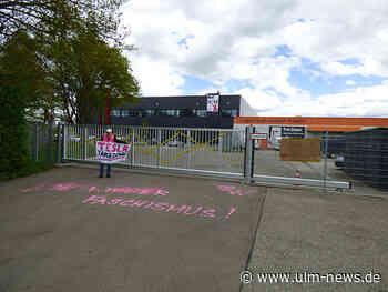 Protest am Tesla Store in Neu-Ulm