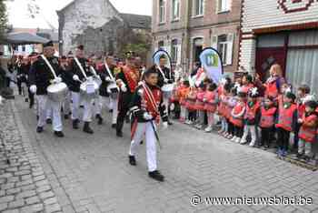 IN BEELD. Paassoldaten kleuren de straten van Lembeek