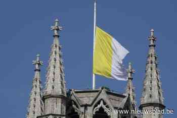 Gent rouwt mee om paus Franciscus: kathedraal hangt vlag halfstok en opent rouwregister