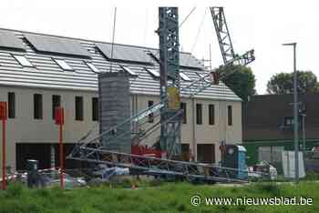 Bouwkraan stort in op rijbaan door aanrijding vrachtwagen