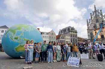 Mechelse kinderen zingen rond wereldbol op Dag van de Aarde: “Aandacht vragen voor kwetsbaarheid planeet”