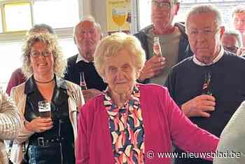 Maria (87) viert 50ste verjaardag van haar café met klanten en buren