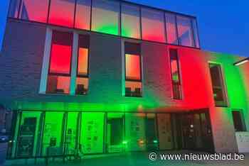 Gemeentehuis licht op in kleuren van promoverende voetbalclub: “We zijn trots met een ploeg in de eerste klasse”