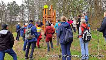 Wandern in Ebhausen: Stühle erlauben andere Sicht auf den Ort