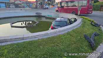 Incidente a Roma: perde il controllo dell'auto e finisce dentro la fontana