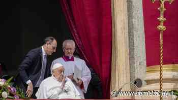 L'ultimo gesto di papa Francesco prima di entrare in coma: un saluto con la mano al suo fedele infermiere