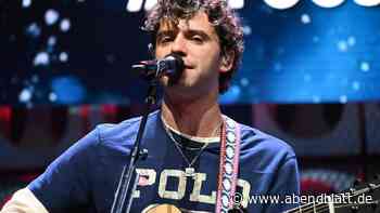 Mark Ambor in Hamburg: Kreischen, Pappherzen und Handytaschenlampen