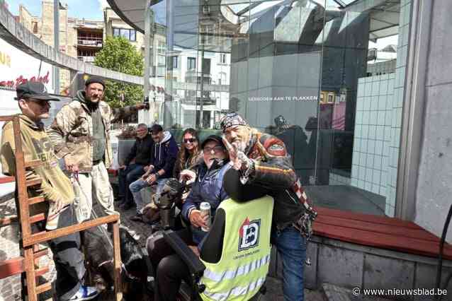 Bloembakken aan Parkogebouw op Schouwburgplein moet overlast aanpakken: “Deze oplossing zien we allemaal wel zitten”