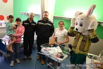 IN BEELD. Paashaas van brandweer trakteert kindjes in ziekenhuis