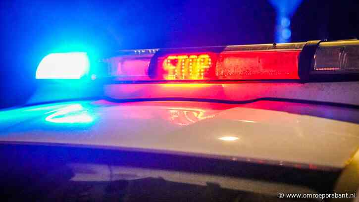 Politieauto van de weg gedrukt tijdens achtervolging, man (67) opgepakt