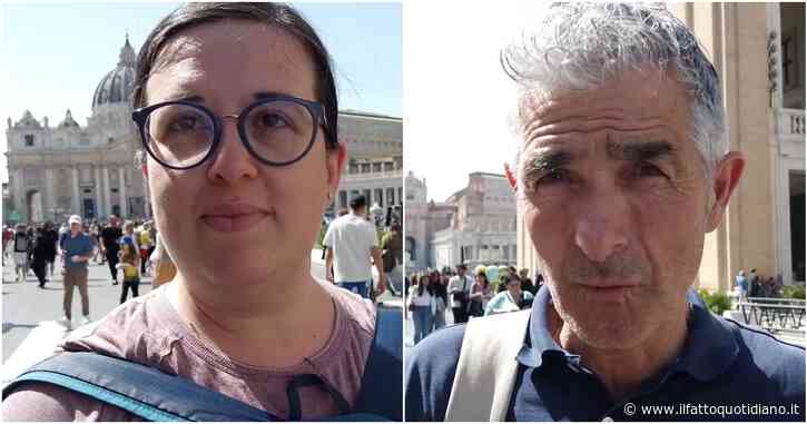 I fedeli a San Pietro: “Il Papa inascoltato sul no alle armi e pace. Ipocrisia dai politici che ora lo omaggiano”