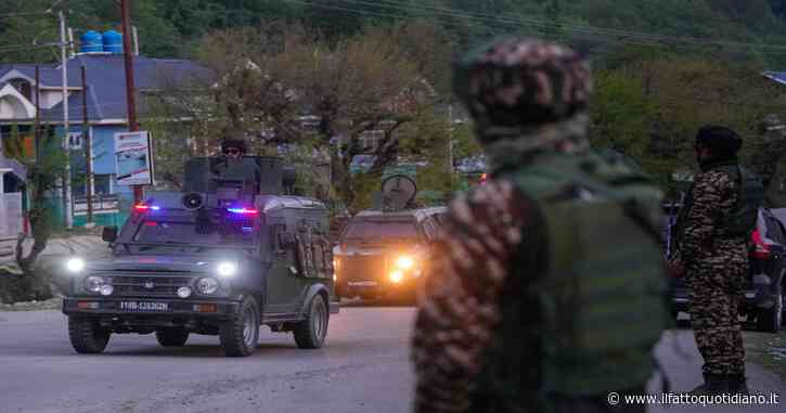 India, spari contro un gruppo di turisti nel Kashmir. La polizia: “Attentato terroristico, 26 morti”