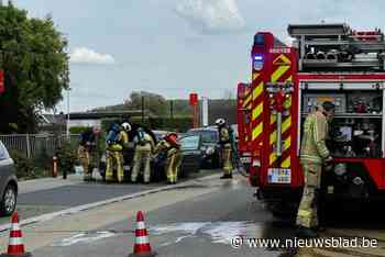 Bestuurder belt brandweer nadat radio in auto plots vuur vat