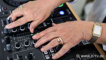 Generation Ü70 an den Reglern: Uschi legt auf - wenn Seniorinnen DJs werden