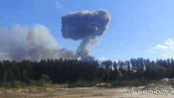 Verstoß gegen Bestimmungen?: Russland meldet Explosionen in großem Munitionslager