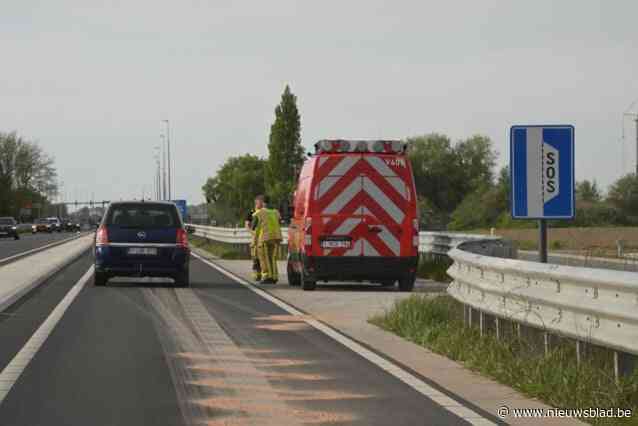 Brandweer heeft handen vol met opruimen kilometerslang spoor van hydraulische olie