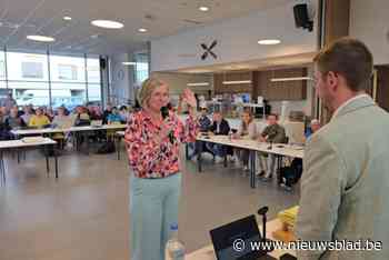 Romina Vanhooren legt na politieke heisa eed af als aangewezen burgemeester: “Het moet nu over Oudenburg gaan”