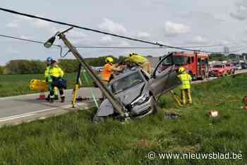 Personenwagen botst tegen elektriciteitspaal, twee inzittenden gewond