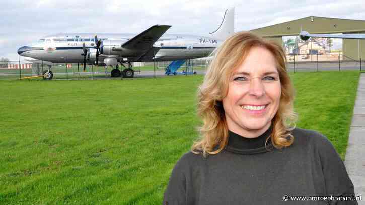 Spotter Annemarie met haar hoofd in de wolken: ‘Vliegtuigen maken me blij'