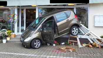 Großer Schaden an Blumenladen: Rentnerin fährt beim Ausparken in Schaufenster