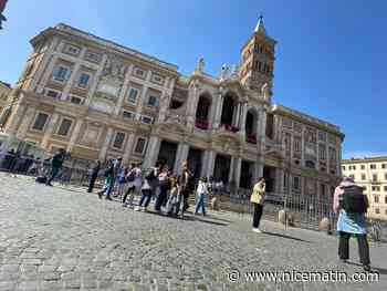 "Jusqu'au bout, il aura voulu rester simple": l'hommage des fidèles au Pape François
