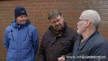 Leo ergert zich groen en geel aan boom van buurman in De Rijdende Rechter