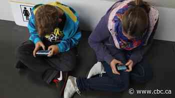 Quebec committee recommends full ban on cellphones, electronic devices at schools