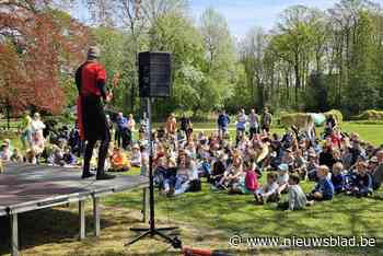 135 kinderen genieten van theater en spelnamiddag met de paashaas