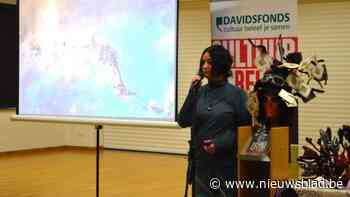 Auteur Raya Schaduwjaagster van fantasyboeken Feniks Lichtjes vertelt over schrijverschap voor alle vijfdejaars